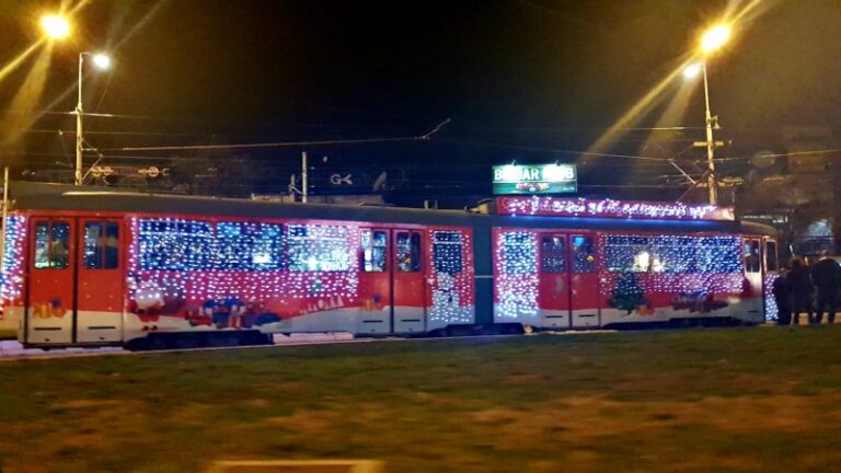 novogodišnji-tramvaj-novogodišnja-rasveta-nova-godina