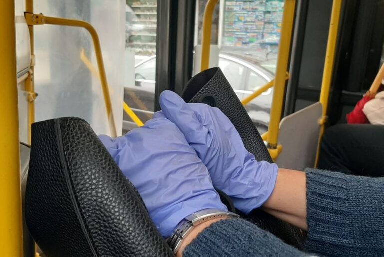 autobus-gradski-prevoz-rukavice-virus