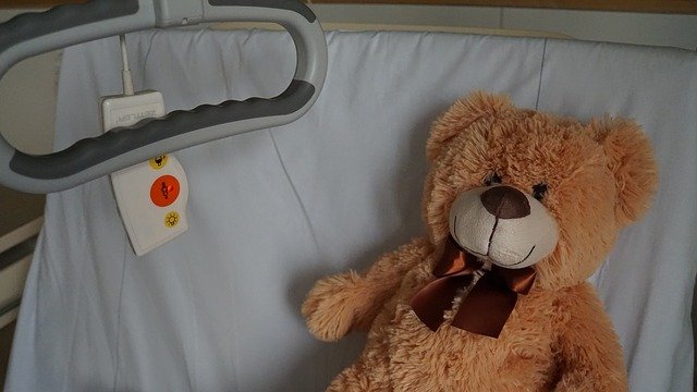 poklon-igračka-meda-deca-bolnica-bolnički-krevet