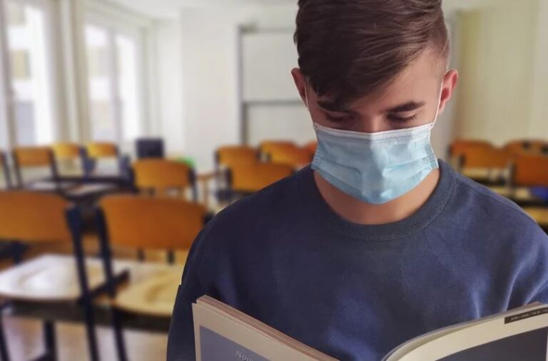 fakultet-student-maska-virus-knjiga
