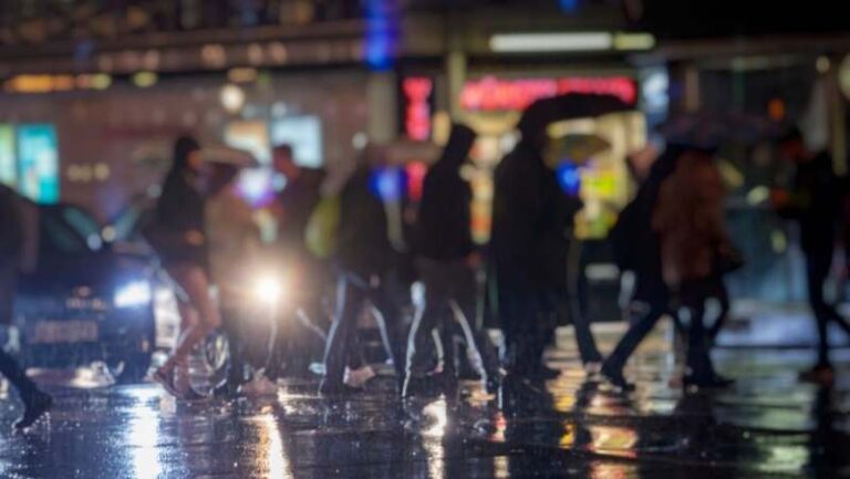 noć-ulica-kiša-zima-nevreme-ljudi-prolaznici-protest