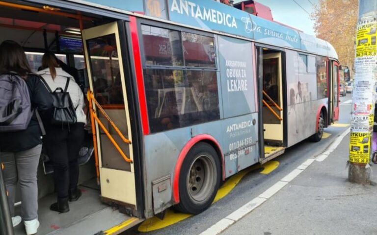 autobus-trola-trolejbus-40-gradski-prevoz-putnici-vrata-saobraćaj